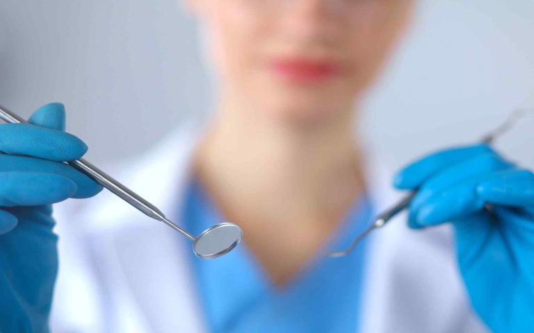 How to Maintain Healthy Teeth and Gums Daily